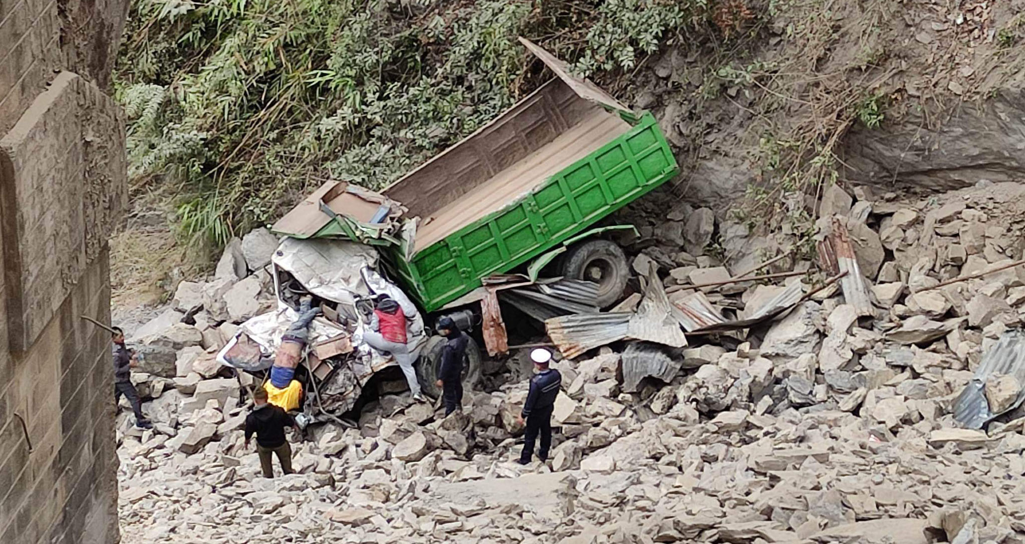 चितवनमा पुलबाट ट्रक खस्दा एकको मृत्यु